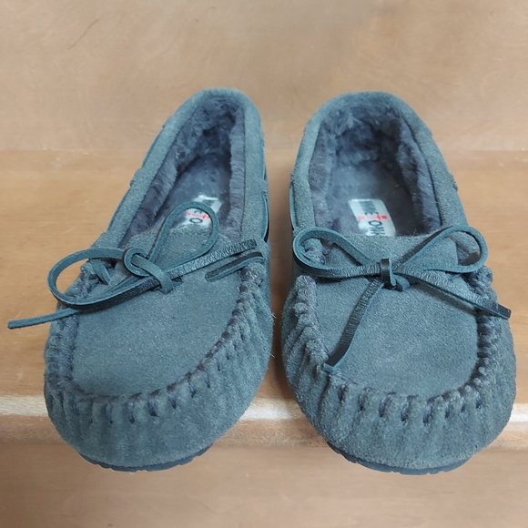 Minnetonka Sheepskin Hardsole Indoor Outdoor Slipper Moccasin Gray Size 6 - Picture 4 of 7